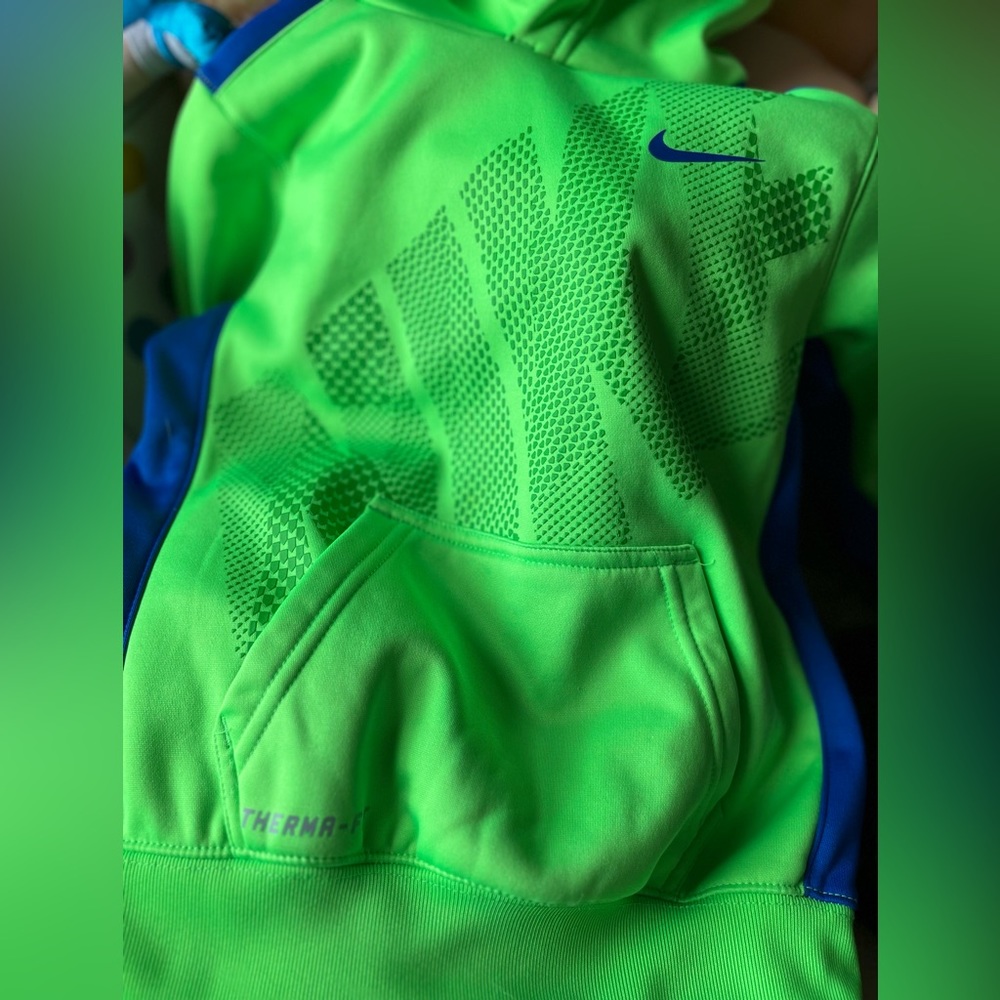 Nike Therma Fit Size 4 hoody hoodie New